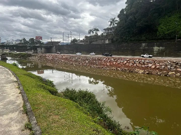 Mais de 7,5 toneladas de pedras já foram utilizadas na recuperação da Beira Rio