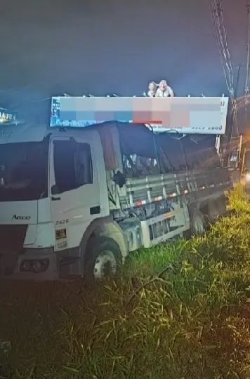 Caminhão sai de pista para evitar colisão contra moto