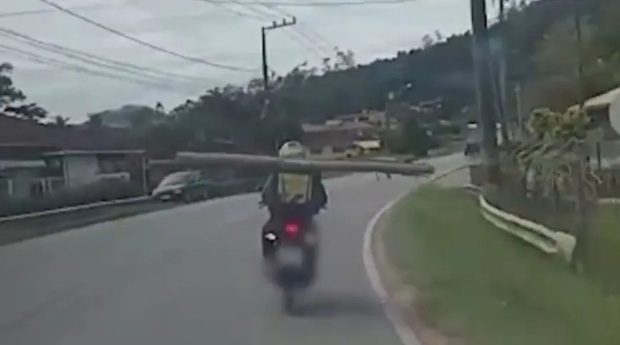 (VÍDEO) Polícia flagra motociclista transportando pedaço de madeira