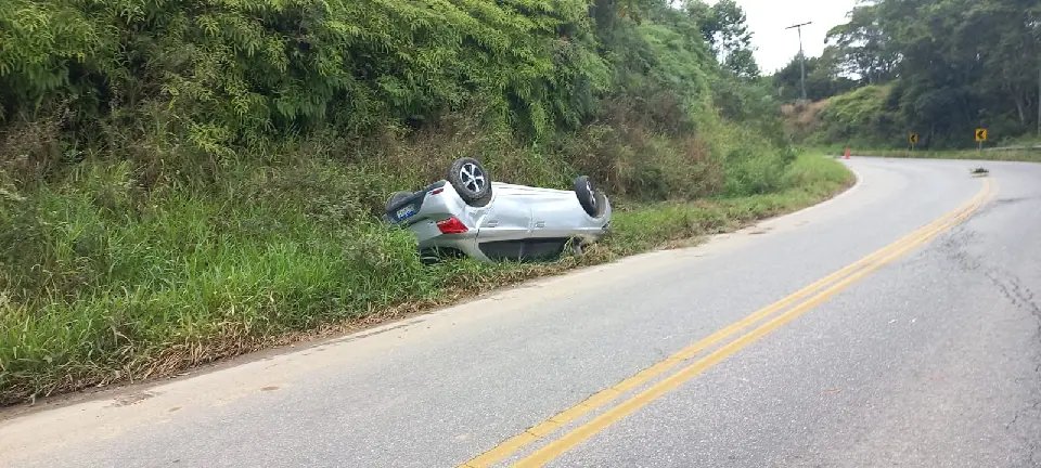 Carro com placas de Brusque capota após saída de pista no Claraíba