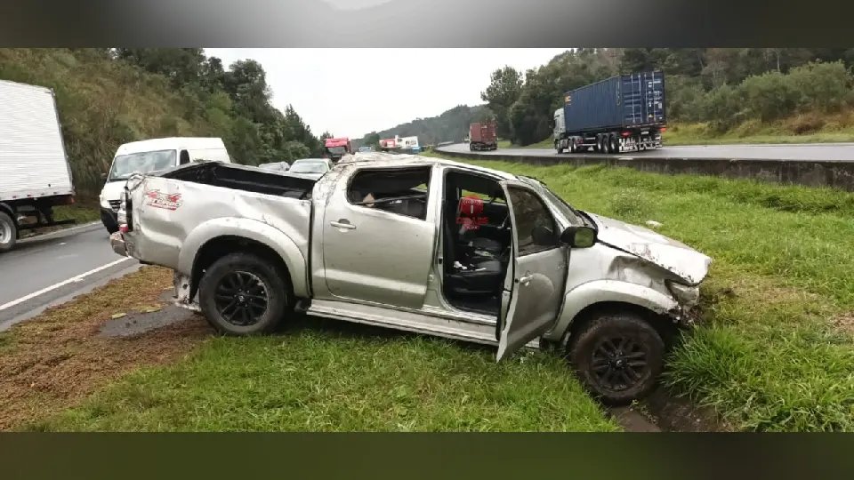 Moradores de Guabiruba ficam feridos após grave acidente na BR-116