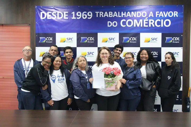 Colaboradora recebe homenagem da CDL pelos 5 anos