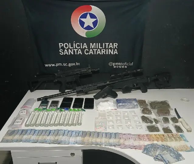 Drogas, fuzil e submetralhadora são apreendidos em Itajaí