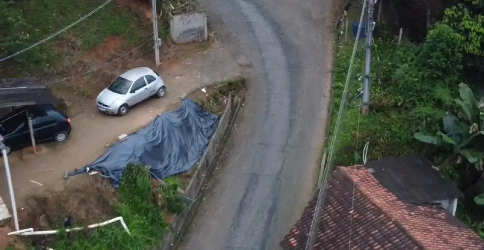 (VÍDEO) Morador reclama de vazamento de esgoto que persiste há quatro meses