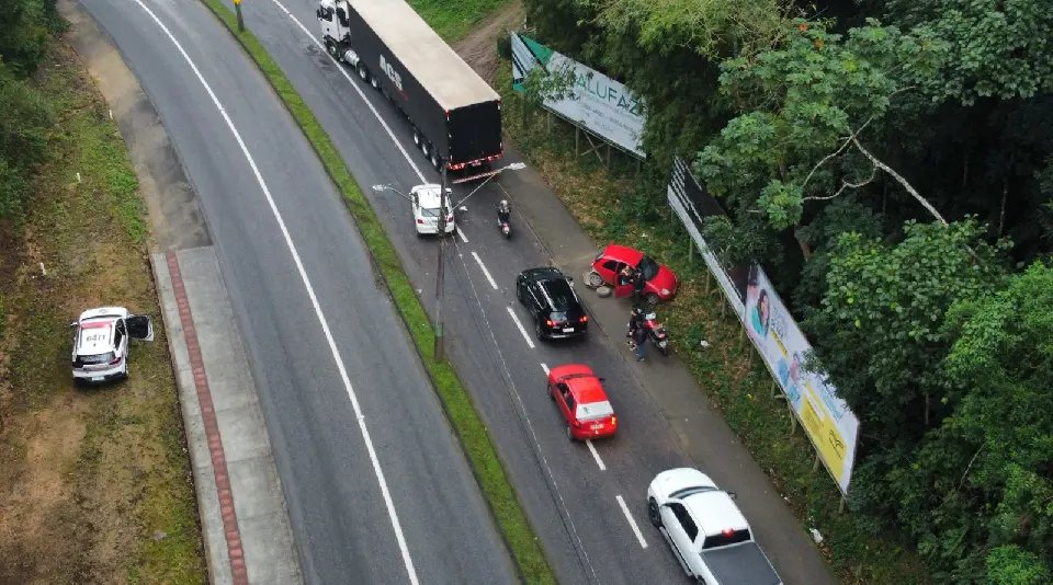 Carros colidem no Centro I e trânsito fica congestionado