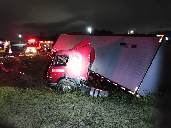 Motorista sofre crise convulsiva e colide caminhão contra rotatória 