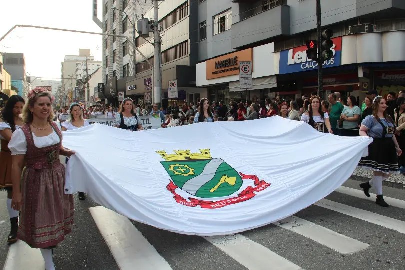 Desfile em comemoração ao aniversário de Brusque atrai multidão