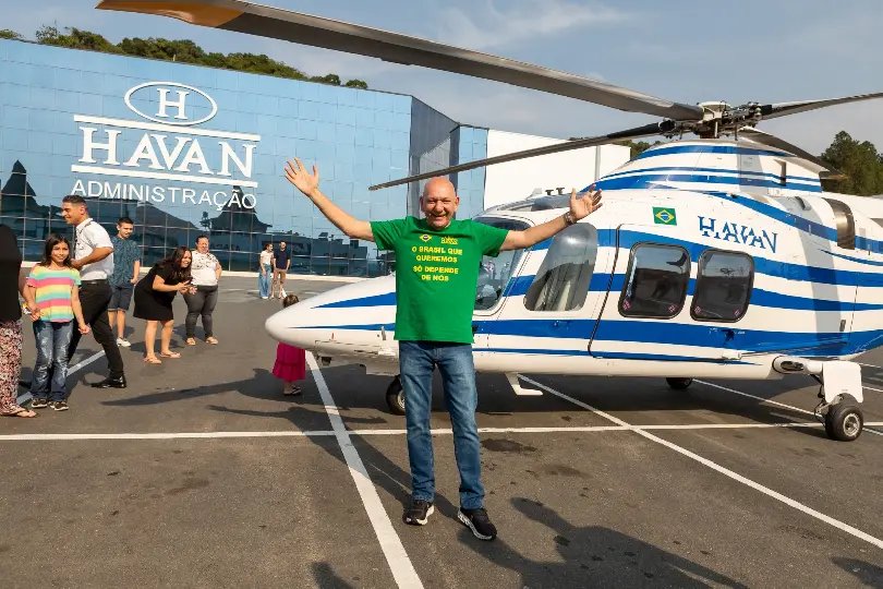 Havan realiza passeio de helicóptero para quase 300 pessoas
