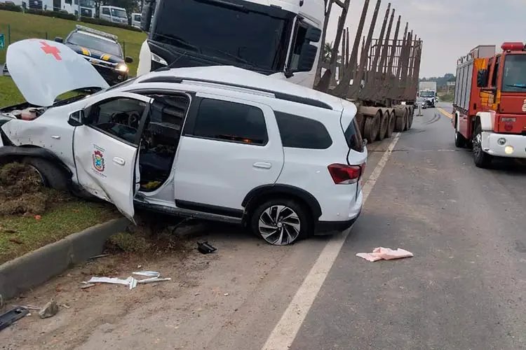 Três pessoas ficam feridas em acidente entre carro e caminhão