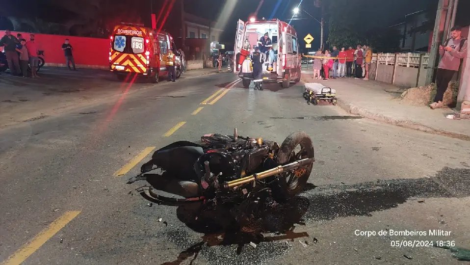 Motociclista de 37 anos morre após colisão com carro