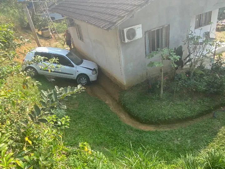 Bombeiros atualizam informações sobre queda de carro em barranco