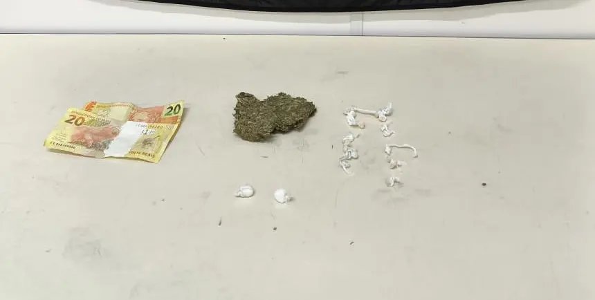 Adolescente de 15 anos é apreendido com cocaína, maconha e crack 