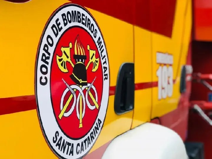 Trabalhadores são encaminhados ao hospital após queda de andaime 