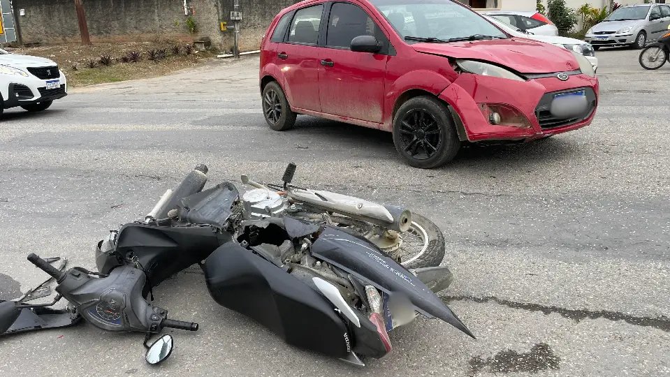 Colisão entre moto e carro teria feito mulher sofrer fratura exposta