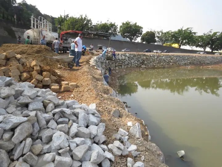 Trabalhos de impermeabilização do enrocamento da Beira Rio são iniciados