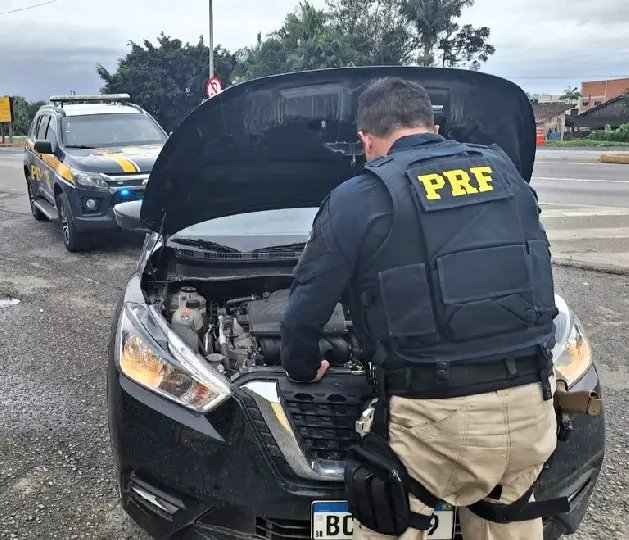 Carro roubado em SP é recuperado na BR-101