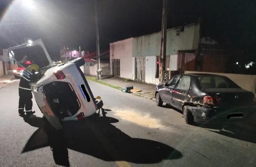 Carro tomba e motorista sai ferido em Gaspar