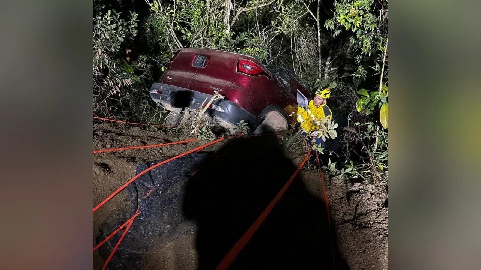 Motorista é socorrido inconsciente após carro cair em barranco em Nova Trento 