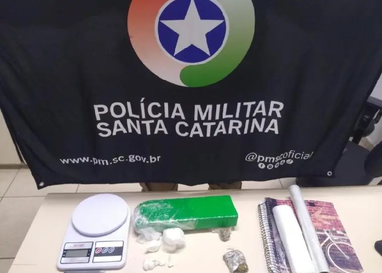 PM apreende mochila com tijolo de maconha no Poço Fundo