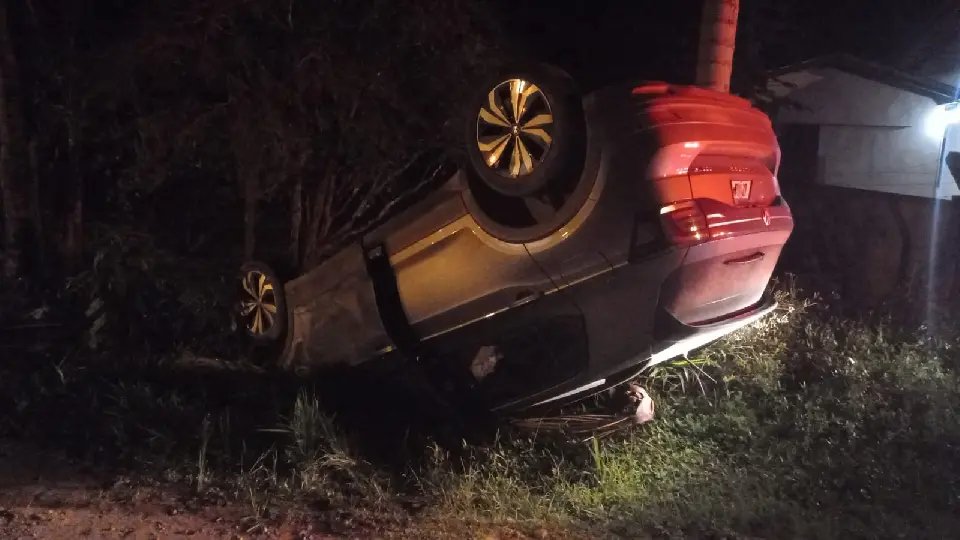 Carro capota e condutora sai ferida no Alto Vale