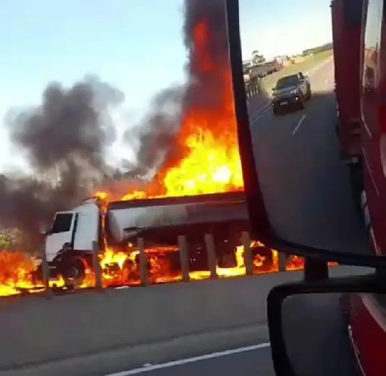 (VIDEO) Caminhão de combustíveis pega fogo após acidente na BR-101