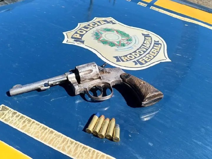 Condutor sem CNH e embriagado é flagrado em posse de arma na BR-470