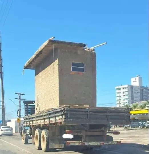 Transporte de banheiro em cima de caminhão chama atenção em SC