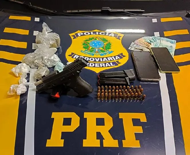 PRF prende casal com arma roubada e drogas na BR-101