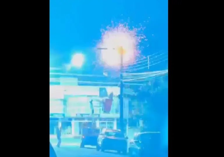 (VIDEO) Funcionários levam susto após explosão em poste 