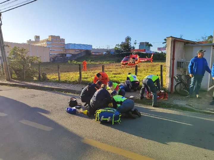 Queda de bicicleta deixa mãe e filha gravemente feridas em Gaspar