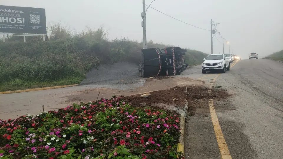 Carreta desgovernada tomba no Santa Terezinha