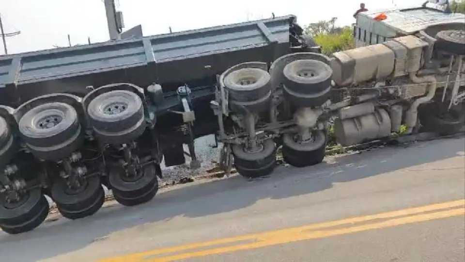 (VIDEO) Carreta é retirada após tombar durante a madrugada
