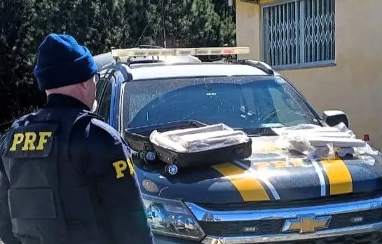 Polícia encontra tabletes de maconha em mala de viagem