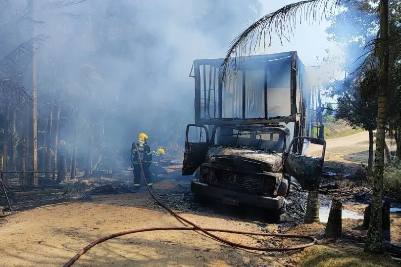 Caminhão carregado com sofás é destruído por incêndio