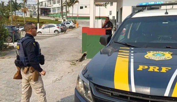 Procurado por furto é preso embriagado e caminhando sobre a pista na BR-101