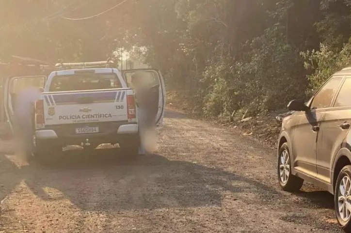 Suspeito morre baleado ao tentar furtar residência