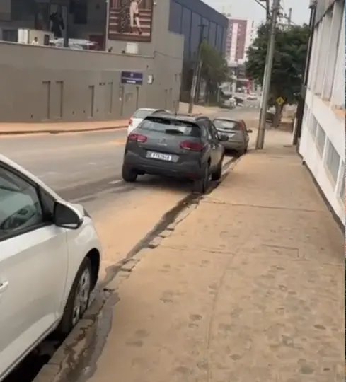 (VÍDEO) Rastros de terra de obra causam transtorno a comerciantes