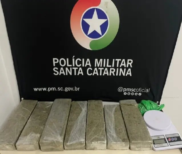 Abordagem da polícia revela crime de tráfico de drogas