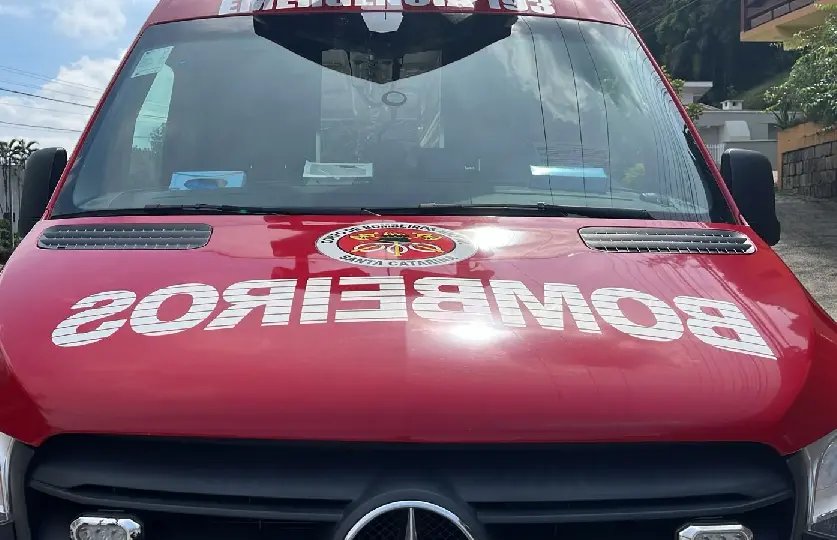 Motociclista sofre acidente no trajeto do trabalho 