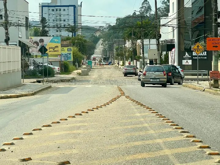 Moradores da Victor Meirelles aguardam resposta da Prefeitura sobre pedido de travessias elevadas