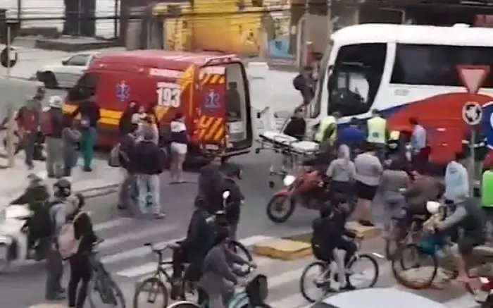 Criança é atropelada por ônibus e sofre fratura exposta em Itajaí 