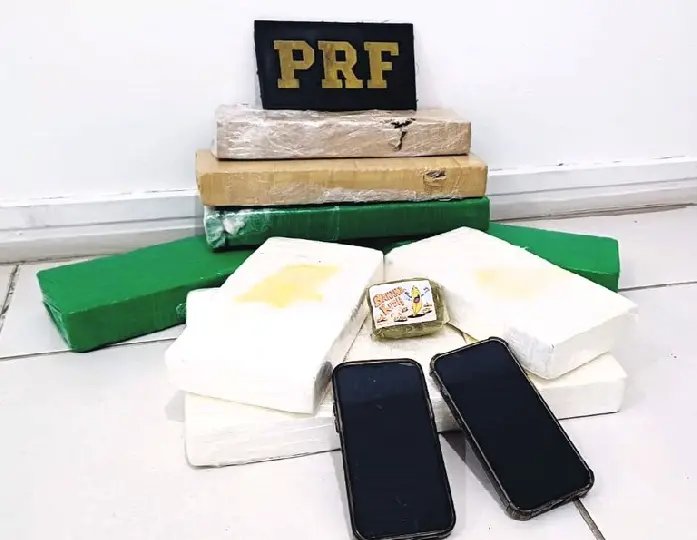 PRF localiza drogas escondidas dentro de painel de automóvel 