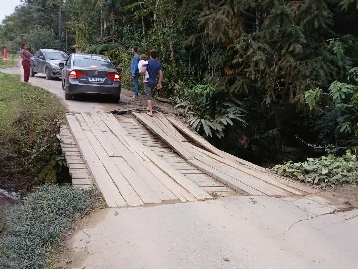 Ponte de madeira cede e reparo emergencial será feito neste sábado