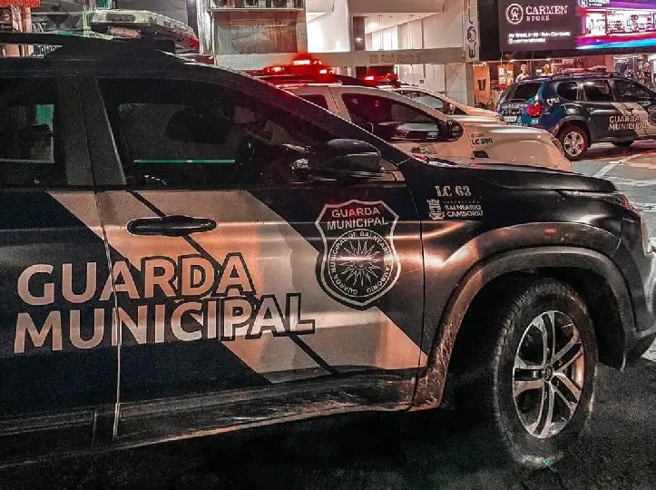 Homem é preso por estrangular companheira durante banho