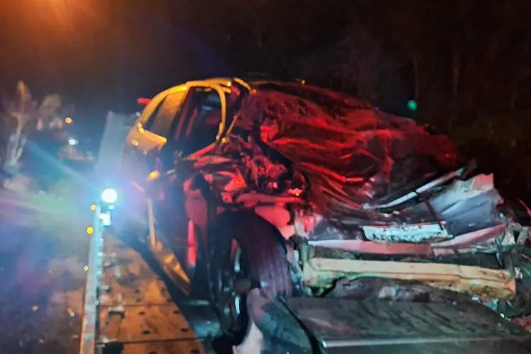 Homem morre após colisão frontal entre carro e carreta na rodovia 