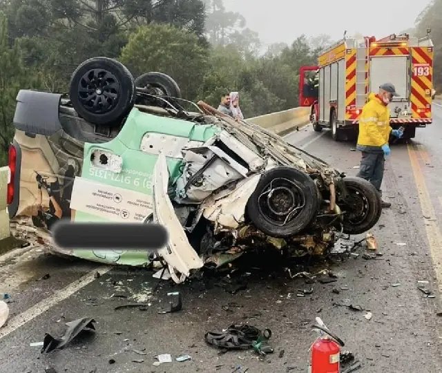 Duas pessoas morrem em colisão frontal entre carro e caminhão