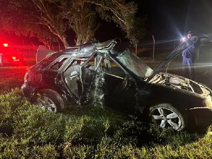 Carro capota e passageiro de 18 anos morre na SC-477