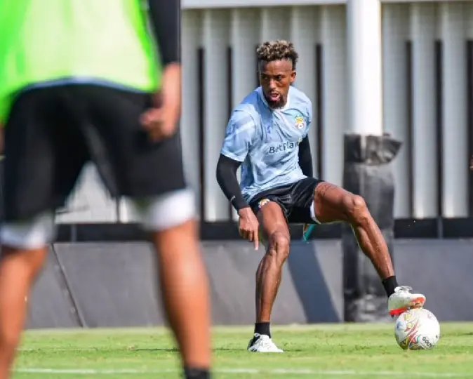 Quadricolor anuncia a contratação de zagueiro colombiano