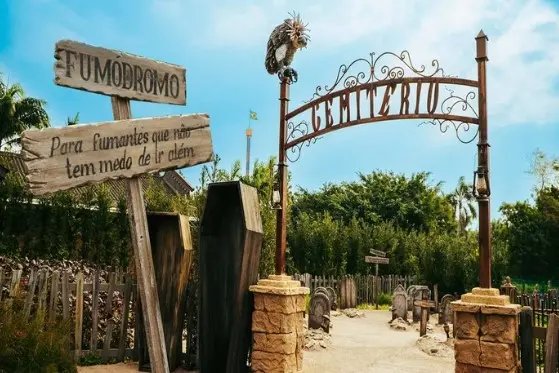 Parque Beto Carrero inaugura fumódromo com tema de cemitério