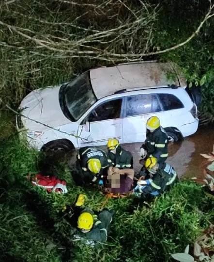 Motorista se fere ao cair em ribanceira de dez metros 